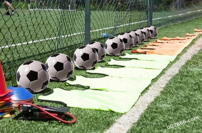 亚泰vs对手突发冲突，王禹蹬踏小腿被主裁直接红牌罚下