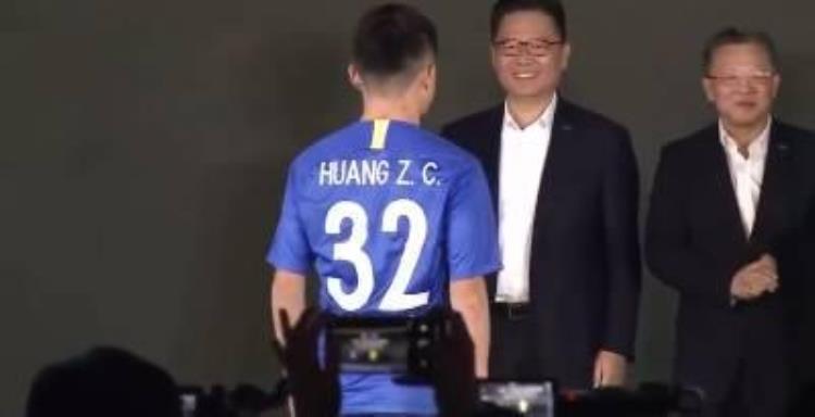 苏宁发布新赛季球衣背后印有球员英文或拼音名字