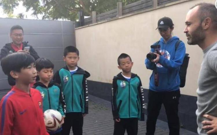 中国足球小将拜访伊涅斯塔即将挑战拉玛西亚U10